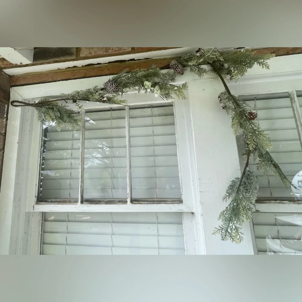 *Sparkle Cedar & White Berry Garland